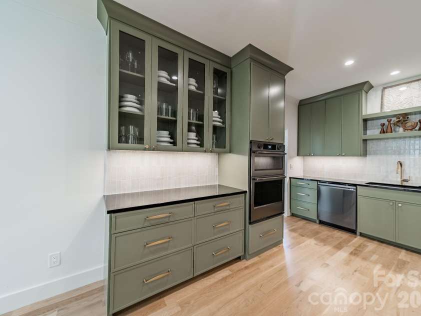 5546 Murrayhill Road, Charlotte, NC 28210.  MLS# CAR4416382, YatesRealty ID 45569. 
