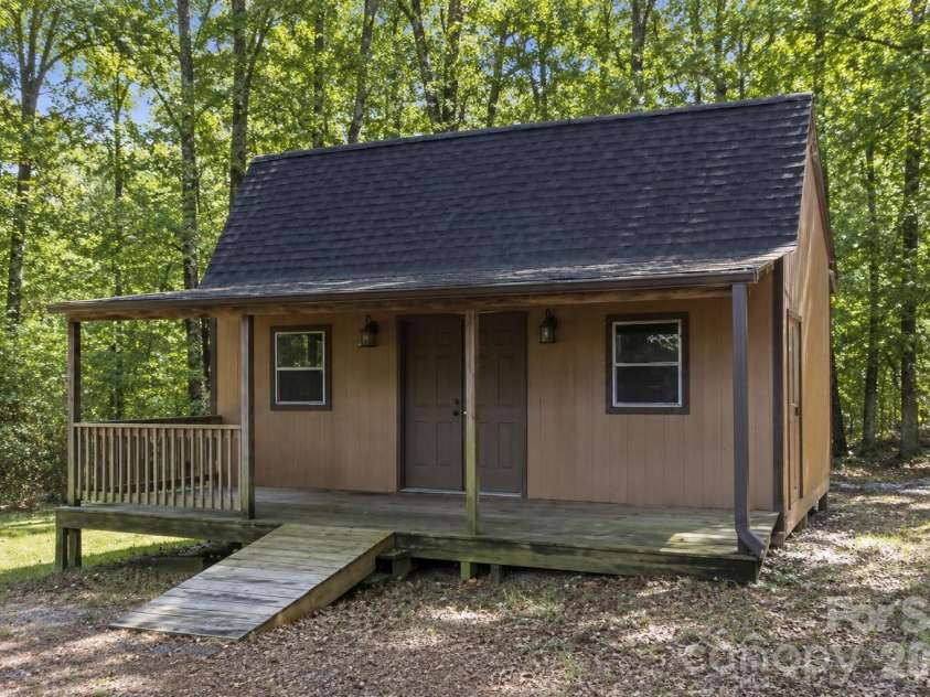 806 Danbrook Circle, Lincolnton, NC 28092.  MLS# CAR4412855, YatesRealty ID 45571. 