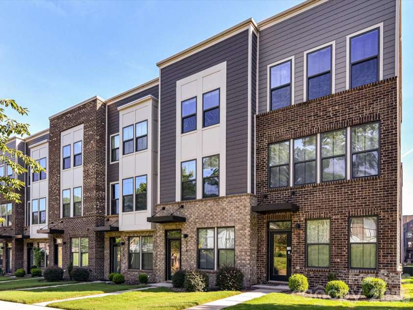 324 Yorkshire Drive, Charlotte, NC 28217.  MLS# CAR4416502, YatesRealty ID 45573. 