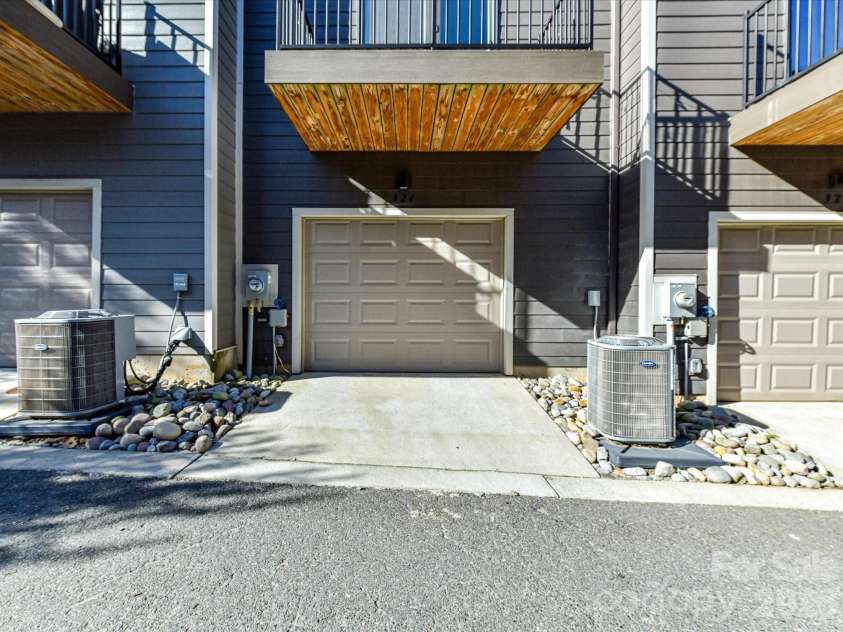 324 Yorkshire Drive, Charlotte, NC 28217.  MLS# CAR4416502, YatesRealty ID 45573. 