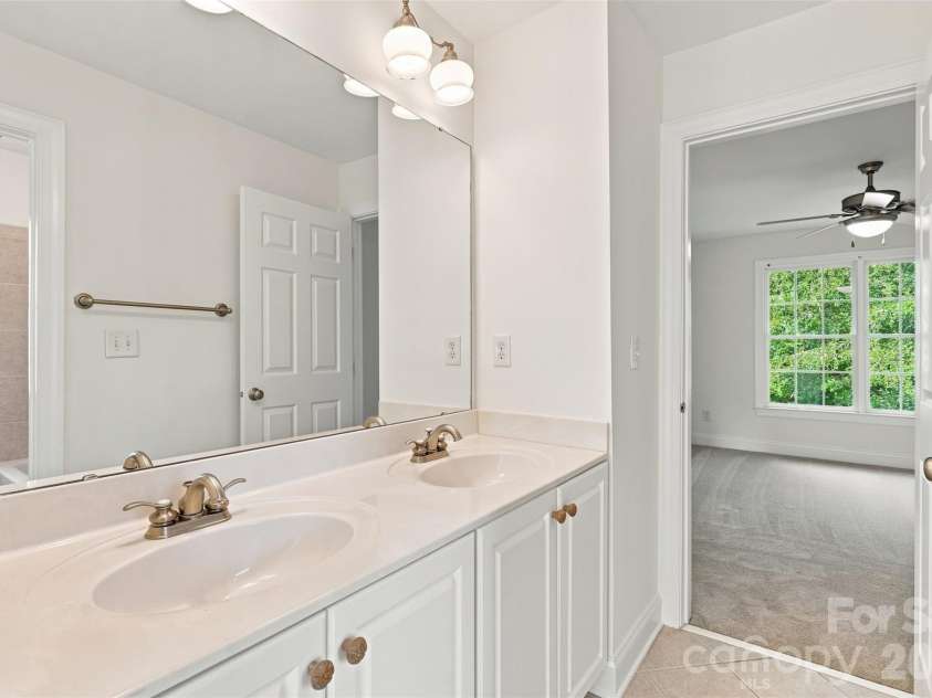3013 Groves Edge Lane, Waxhaw, NC 28173.  MLS# CAR4403547, YatesRealty ID 45576. Jack and Jill bathroom
