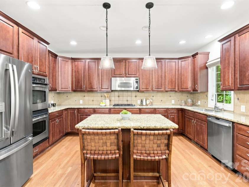 3013 Groves Edge Lane, Waxhaw, NC 28173.  MLS# CAR4403547, YatesRealty ID 45576. Spacious kitchen with gas cooktop and great functionality