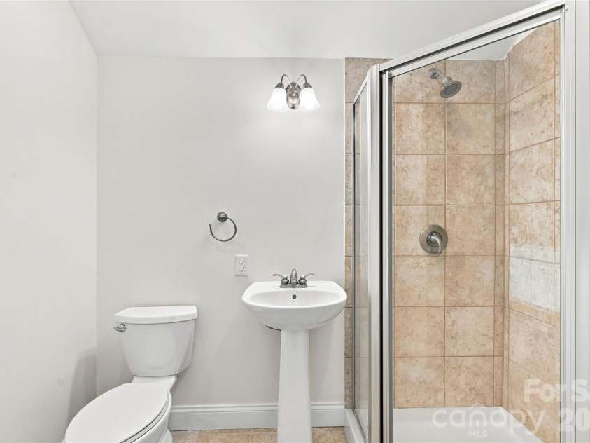 3013 Groves Edge Lane, Waxhaw, NC 28173.  MLS# CAR4403547, YatesRealty ID 45576. Third floor bathroom