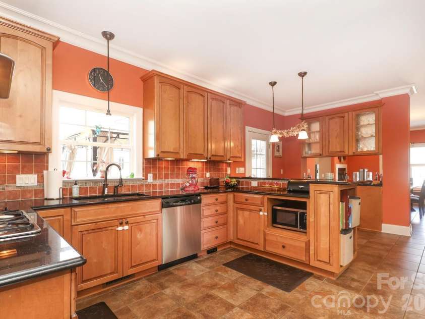 5001 Ardenwoods Drive, Charlotte, NC 28215.  MLS# CAR4315920, YatesRealty ID 4558. Many lovely quality features in this kitchen kitchen...