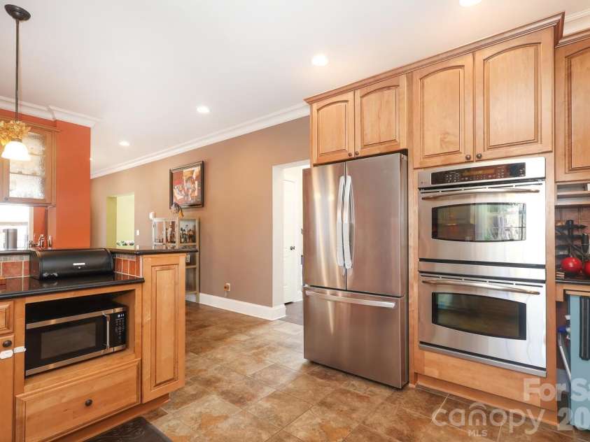 5001 Ardenwoods Drive, Charlotte, NC 28215.  MLS# CAR4315920, YatesRealty ID 4558. Stainless appliances