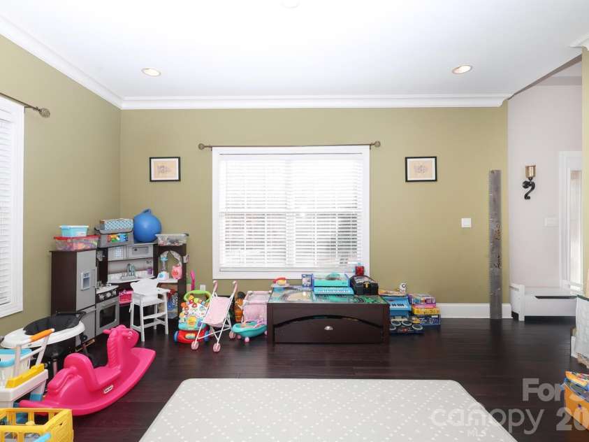 5001 Ardenwoods Drive, Charlotte, NC 28215.  MLS# CAR4315920, YatesRealty ID 4558. Sunny and Bright with two double windows