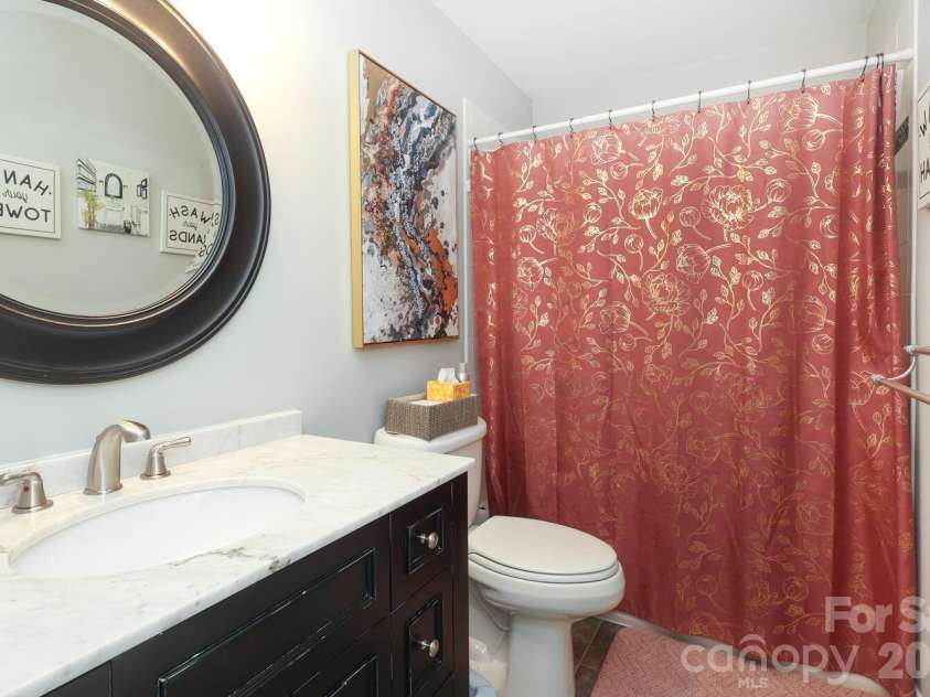 5001 Ardenwoods Drive, Charlotte, NC 28215.  MLS# CAR4315920, YatesRealty ID 4558. Upstairs Hall Bath