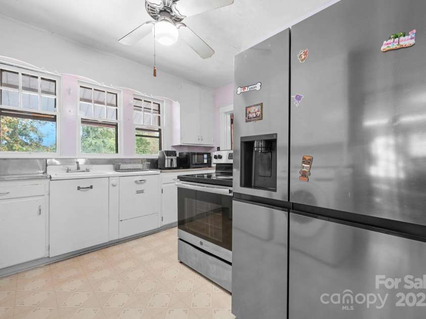 532 6th Avenue, Hickory, NC 28602.  MLS# CAR4307072, YatesRealty ID 4558. 