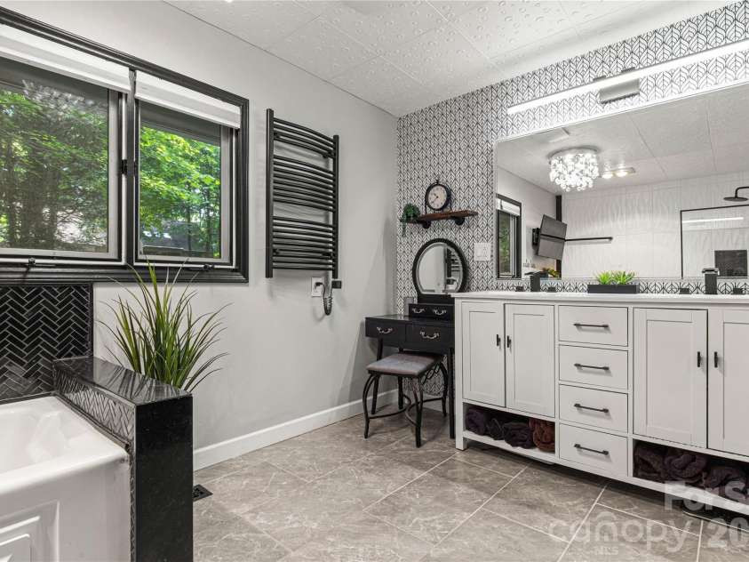 5 Oak Leaf Road, Clover, SC 29710.  MLS# CAR4416336, YatesRealty ID 45580. 