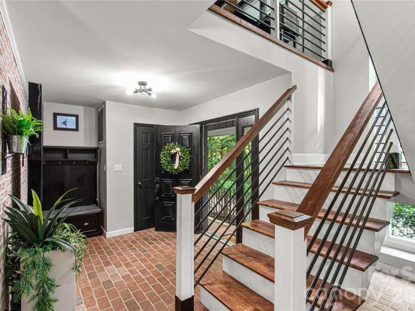 5 Oak Leaf Road, Clover, SC 29710.  MLS# CAR4416336, YatesRealty ID 45580. Entry way