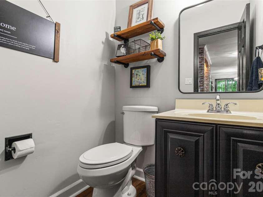 5 Oak Leaf Road, Clover, SC 29710.  MLS# CAR4416336, YatesRealty ID 45580. Half bath down