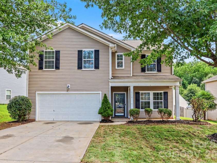 6814 Barefoot Forest Drive, Charlotte, NC 28269.  MLS# CAR4414798, YatesRealty ID 45593. 