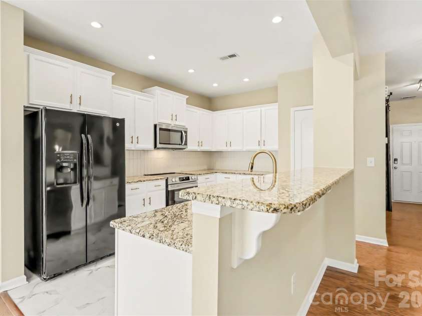 6814 Barefoot Forest Drive, Charlotte, NC 28269.  MLS# CAR4414798, YatesRealty ID 45593. 