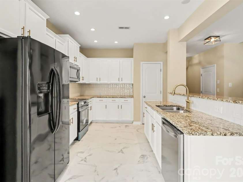 6814 Barefoot Forest Drive, Charlotte, NC 28269.  MLS# CAR4414798, YatesRealty ID 45593. 