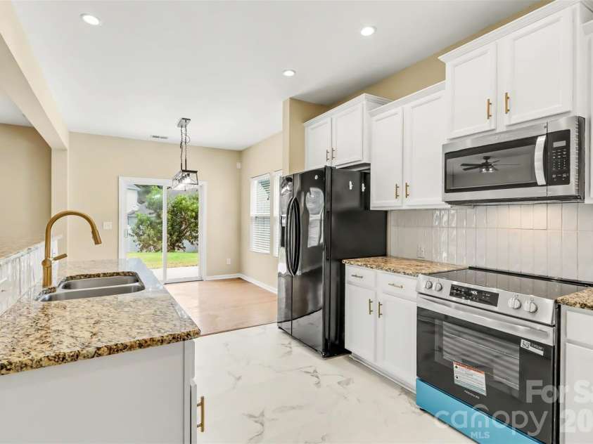 6814 Barefoot Forest Drive, Charlotte, NC 28269.  MLS# CAR4414798, YatesRealty ID 45593. 