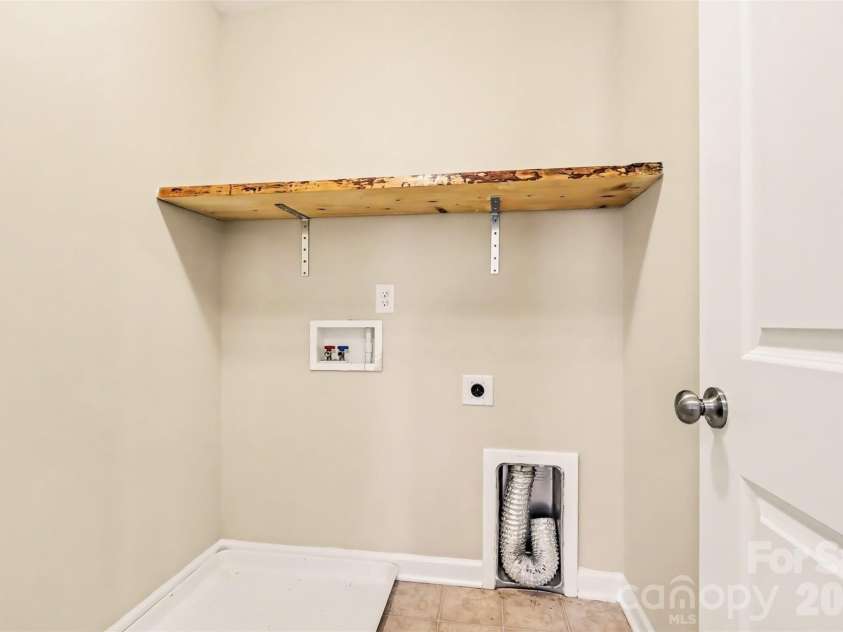 6814 Barefoot Forest Drive, Charlotte, NC 28269.  MLS# CAR4414798, YatesRealty ID 45593. 