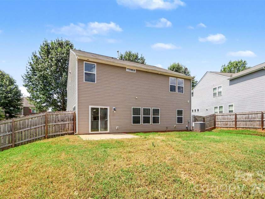 6814 Barefoot Forest Drive, Charlotte, NC 28269.  MLS# CAR4414798, YatesRealty ID 45593. 