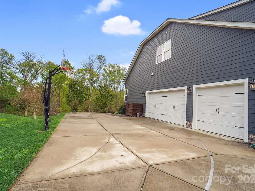 13713 Sunset Bluffs Circle, Huntersville, NC 28078.  MLS# CAR4242347, YatesRealty ID 4560. 