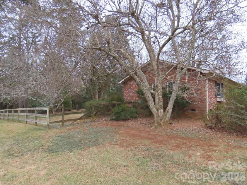 7636 Michael Drive, Charlotte, NC 28215.  MLS# CAR4341071, YatesRealty ID 4560. 