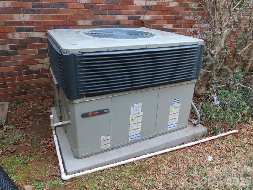 7636 Michael Drive, Charlotte, NC 28215.  MLS# CAR4341071, YatesRealty ID 4560. 