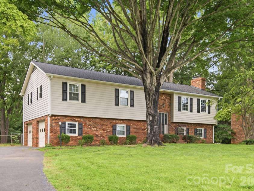 436 Peace Haven Road, Winston Salem, NC 27103.  MLS# CAR4416574, YatesRealty ID 45601. 