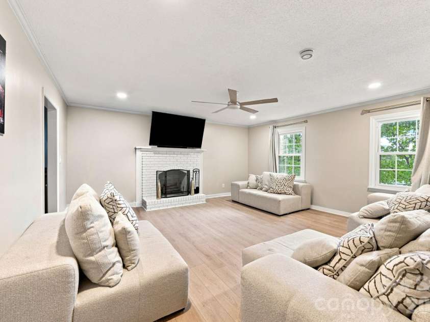 436 Peace Haven Road, Winston Salem, NC 27103.  MLS# CAR4416574, YatesRealty ID 45601. 