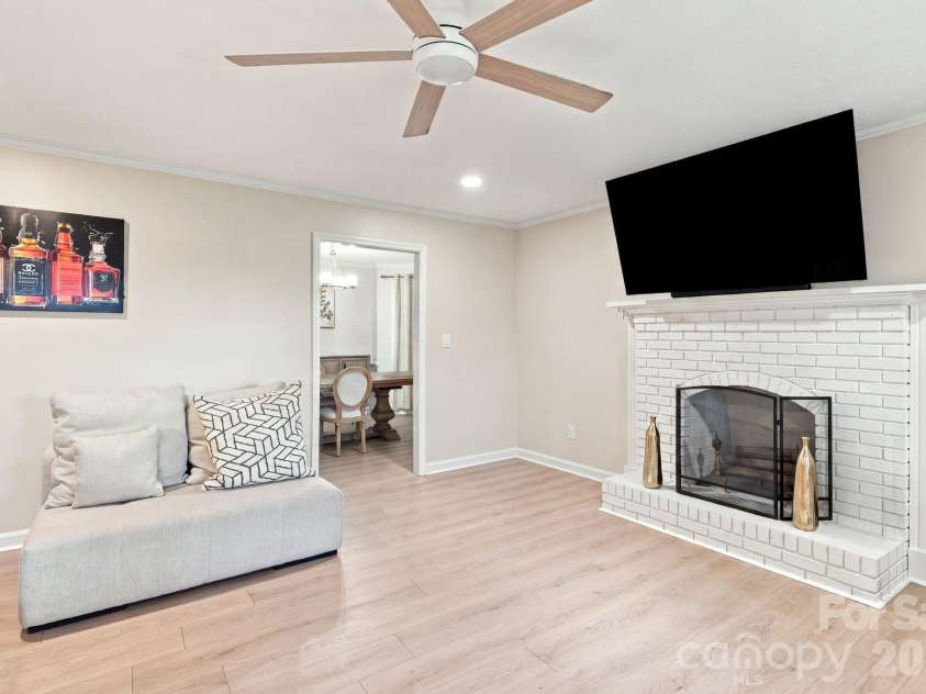 436 Peace Haven Road, Winston Salem, NC 27103.  MLS# CAR4416574, YatesRealty ID 45601. 