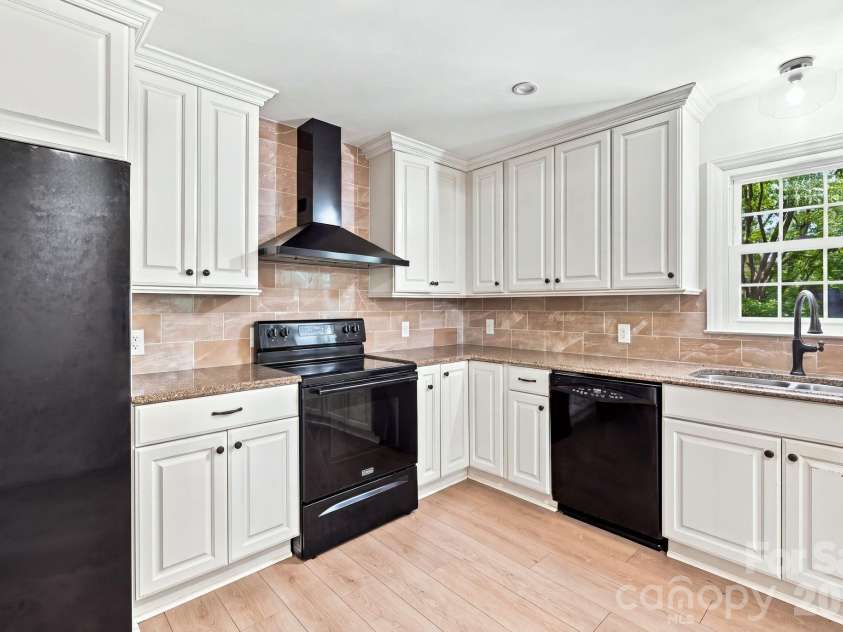 436 Peace Haven Road, Winston Salem, NC 27103.  MLS# CAR4416574, YatesRealty ID 45601. 