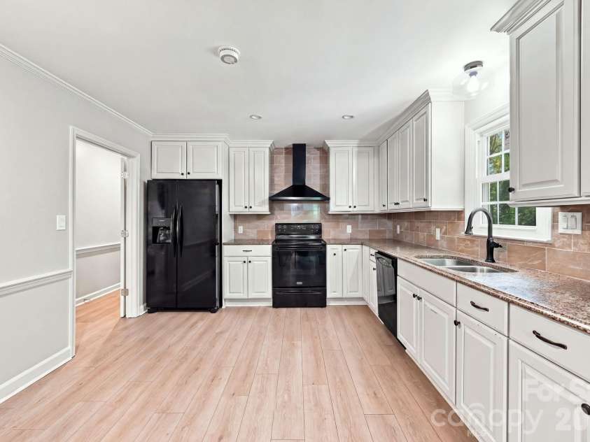 436 Peace Haven Road, Winston Salem, NC 27103.  MLS# CAR4416574, YatesRealty ID 45601. 