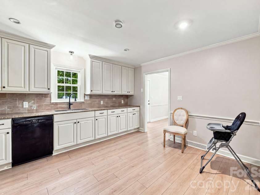 436 Peace Haven Road, Winston Salem, NC 27103.  MLS# CAR4416574, YatesRealty ID 45601. 