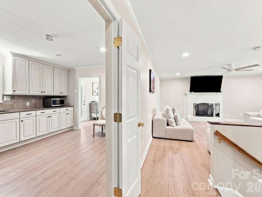436 Peace Haven Road, Winston Salem, NC 27103.  MLS# CAR4416574, YatesRealty ID 45601. 