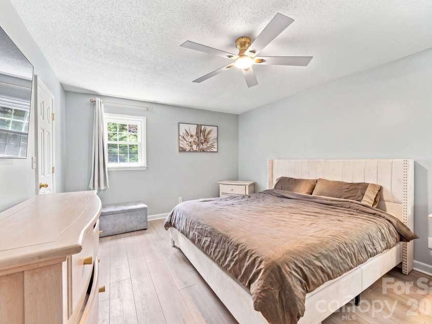 436 Peace Haven Road, Winston Salem, NC 27103.  MLS# CAR4416574, YatesRealty ID 45601. 
