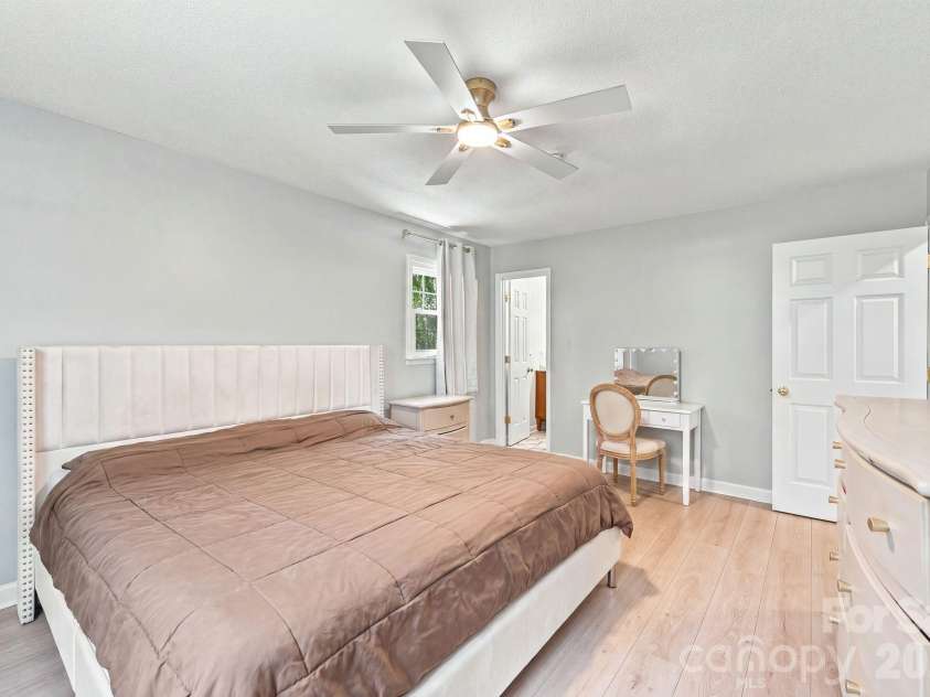 436 Peace Haven Road, Winston Salem, NC 27103.  MLS# CAR4416574, YatesRealty ID 45601. 