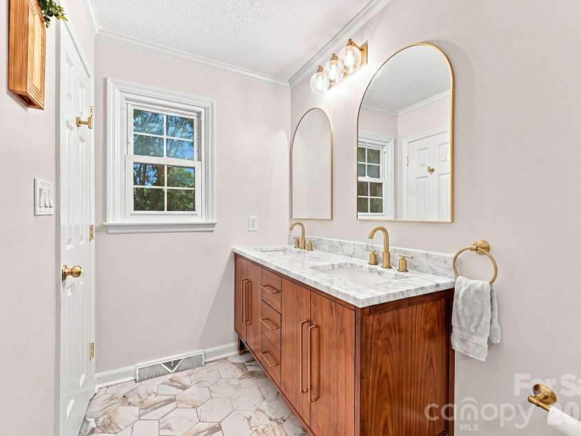 436 Peace Haven Road, Winston Salem, NC 27103.  MLS# CAR4416574, YatesRealty ID 45601. 