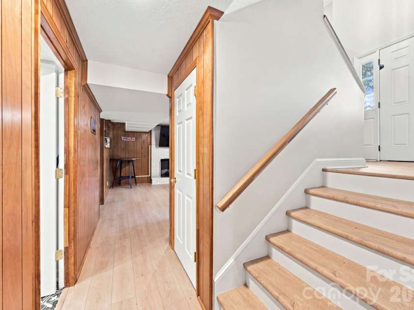 436 Peace Haven Road, Winston Salem, NC 27103.  MLS# CAR4416574, YatesRealty ID 45601. 