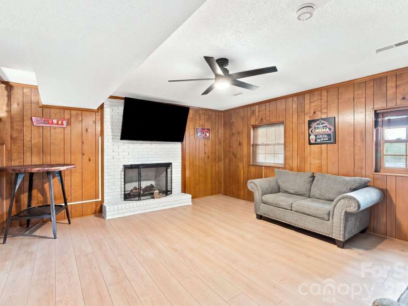 436 Peace Haven Road, Winston Salem, NC 27103.  MLS# CAR4416574, YatesRealty ID 45601. 