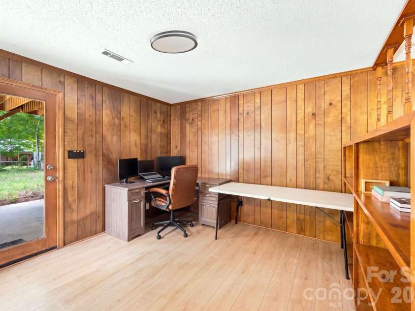 436 Peace Haven Road, Winston Salem, NC 27103.  MLS# CAR4416574, YatesRealty ID 45601. 
