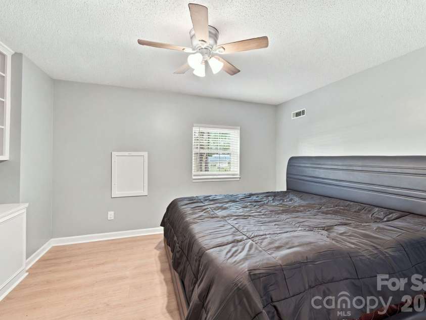 436 Peace Haven Road, Winston Salem, NC 27103.  MLS# CAR4416574, YatesRealty ID 45601. 