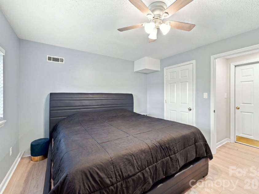 436 Peace Haven Road, Winston Salem, NC 27103.  MLS# CAR4416574, YatesRealty ID 45601. 