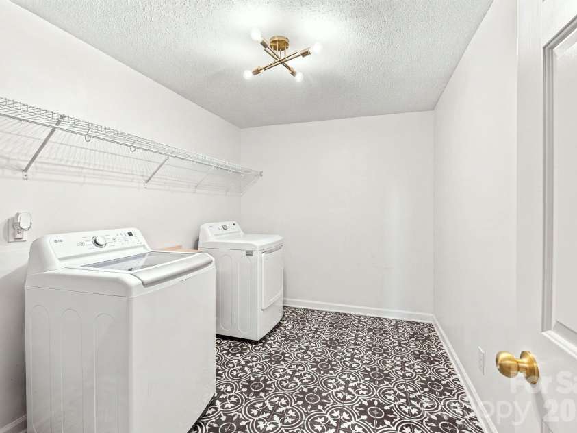 436 Peace Haven Road, Winston Salem, NC 27103.  MLS# CAR4416574, YatesRealty ID 45601. 