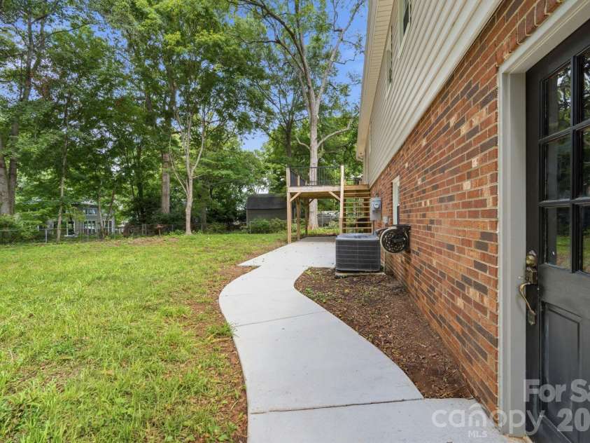 436 Peace Haven Road, Winston Salem, NC 27103.  MLS# CAR4416574, YatesRealty ID 45601. 