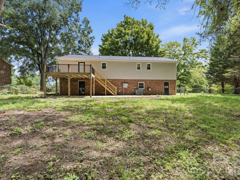 436 Peace Haven Road, Winston Salem, NC 27103.  MLS# CAR4416574, YatesRealty ID 45601. 
