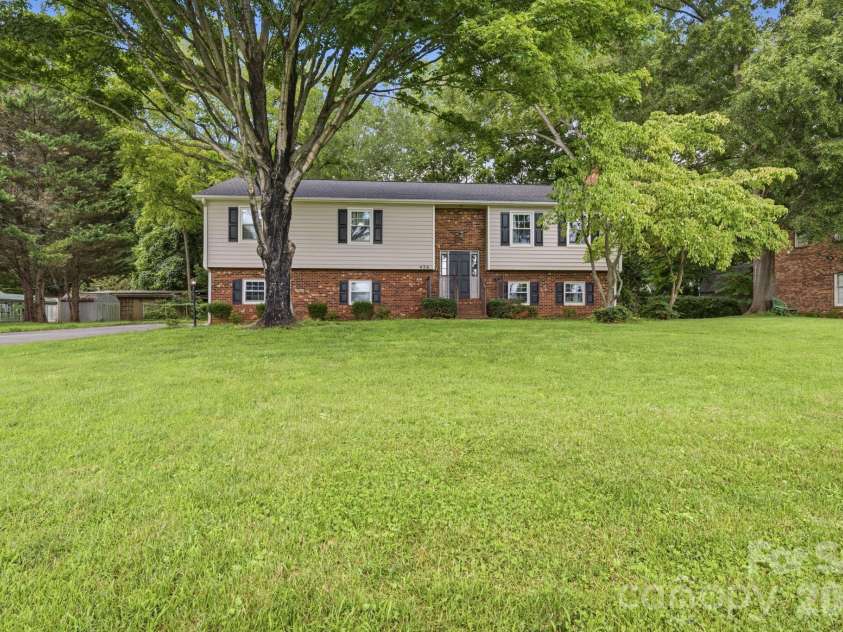 436 Peace Haven Road, Winston Salem, NC 27103.  MLS# CAR4416574, YatesRealty ID 45601. 