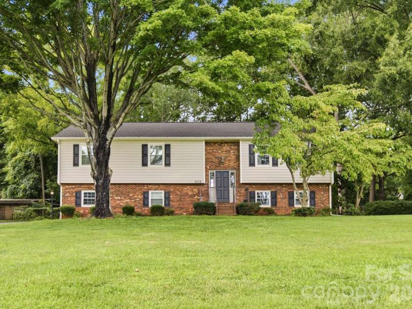 436 Peace Haven Road, Winston Salem, NC 27103.  MLS# CAR4416574, YatesRealty ID 45601. 