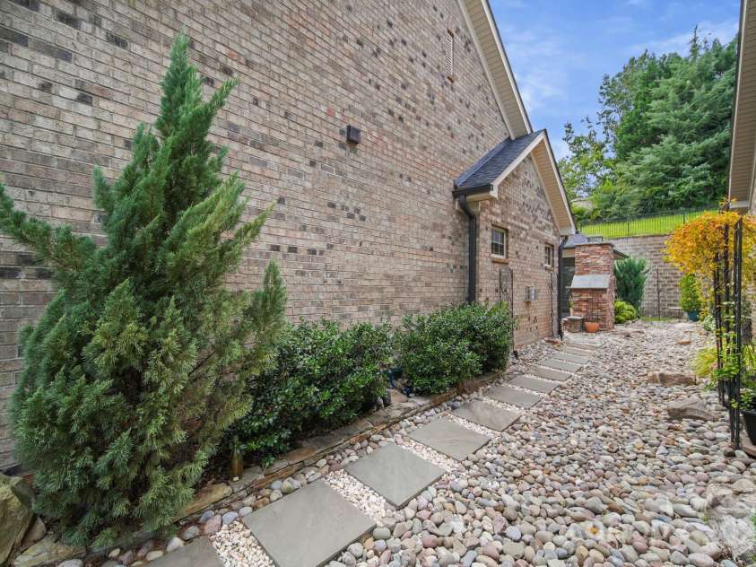 5256 Courtyard Lane, Belmont, NC 28012.  MLS# CAR4299282, YatesRealty ID 4561. 