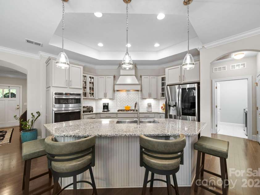 5256 Courtyard Lane, Belmont, NC 28012.  MLS# CAR4299282, YatesRealty ID 4561. Counter height bar