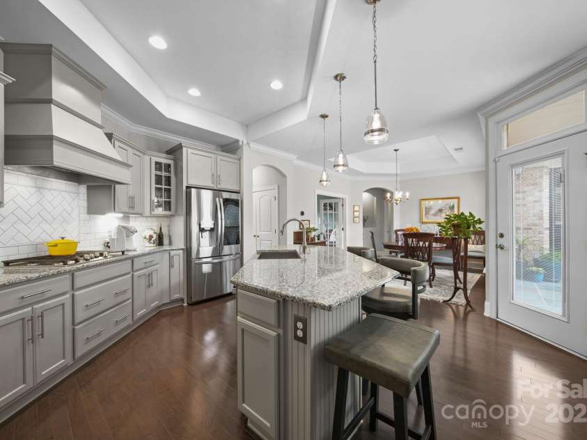 5256 Courtyard Lane, Belmont, NC 28012.  MLS# CAR4299282, YatesRealty ID 4561. Eat-at bar
