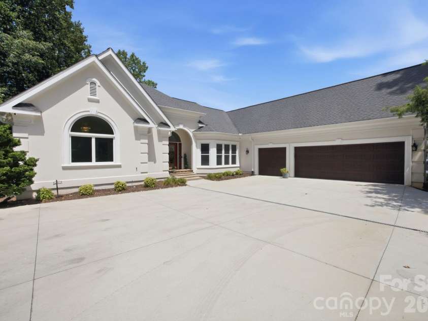 19318 Mary Ardrey Circle, Cornelius, NC 28031.  MLS# CAR4416590, YatesRealty ID 45616. 