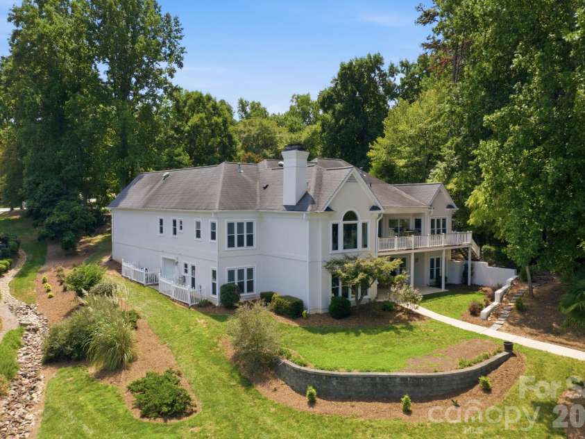 19318 Mary Ardrey Circle, Cornelius, NC 28031.  MLS# CAR4416590, YatesRealty ID 45616. 
