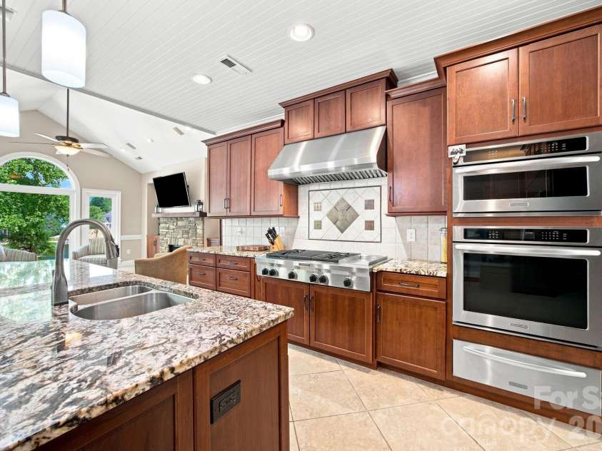 19318 Mary Ardrey Circle, Cornelius, NC 28031.  MLS# CAR4416590, YatesRealty ID 45616. 